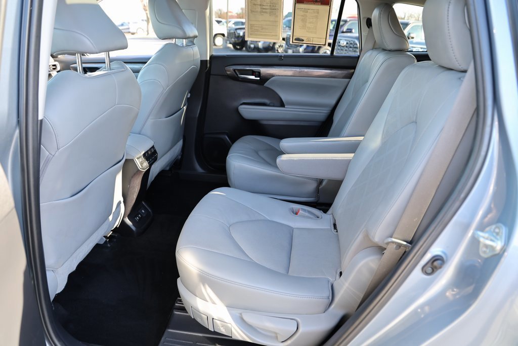Used 2021 Toyota Highlander Platinum image 12