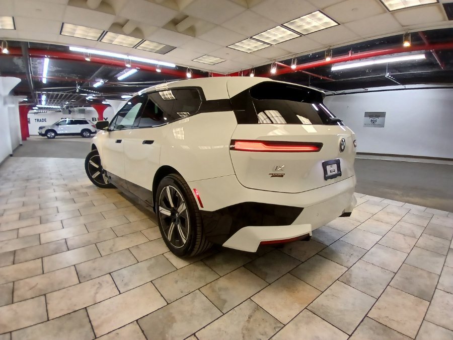 Used 2023 BMW iX xDrive50 w/ Sport Package image 4