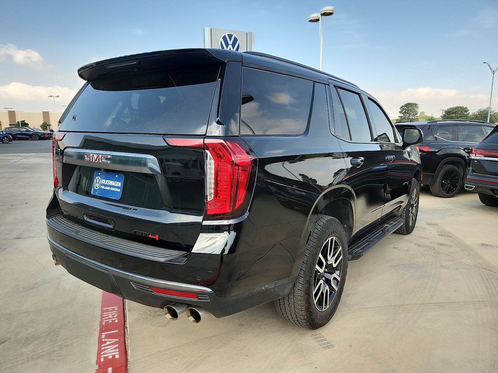 Used 2024 GMC Yukon AT4 w/ Technology Package AWD/4WD image 7