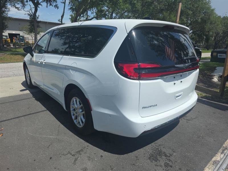 Used 2025 Chrysler Pacifica Select FWD image 7