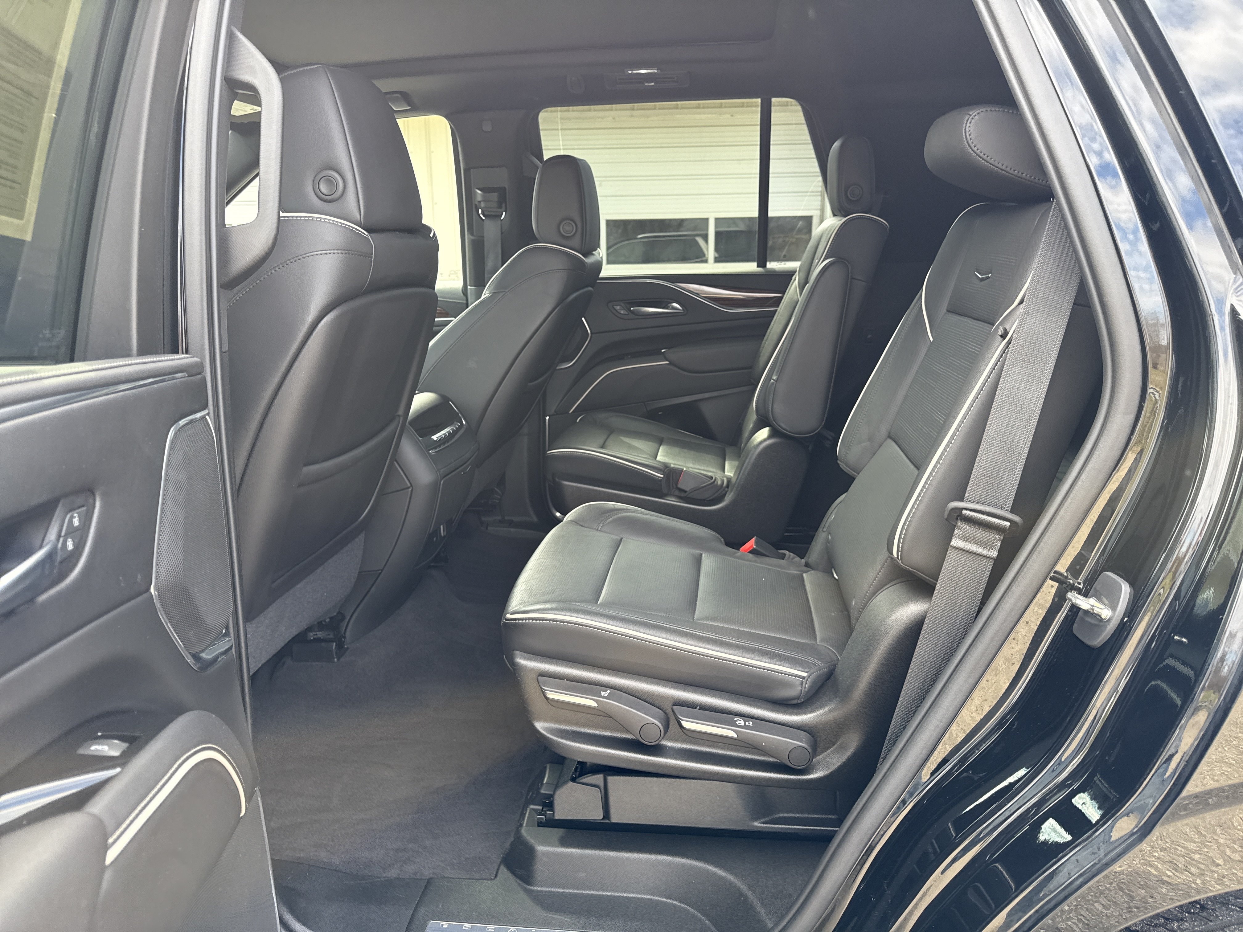 Used 2021 Cadillac Escalade Premium Luxury w/ Performance Package AWD/4WD image 18