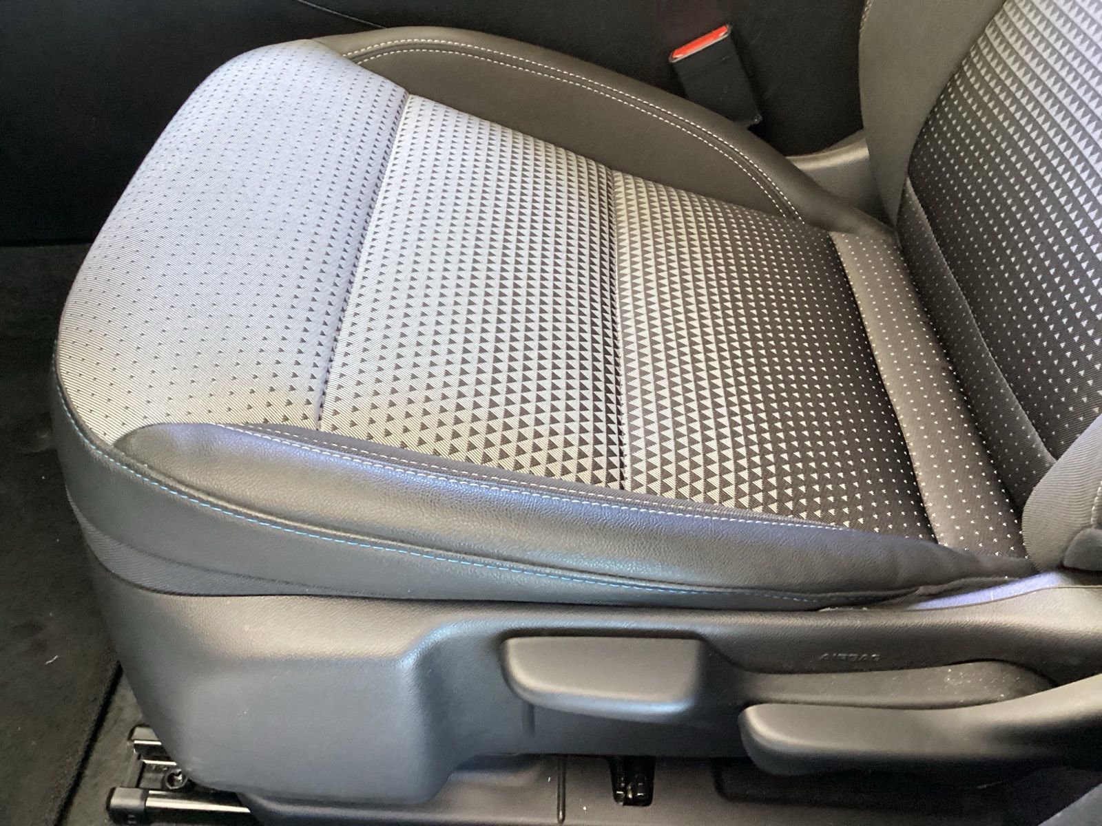 Used 2025 Chevrolet Trax LT w/ LT Convenience Package image 8