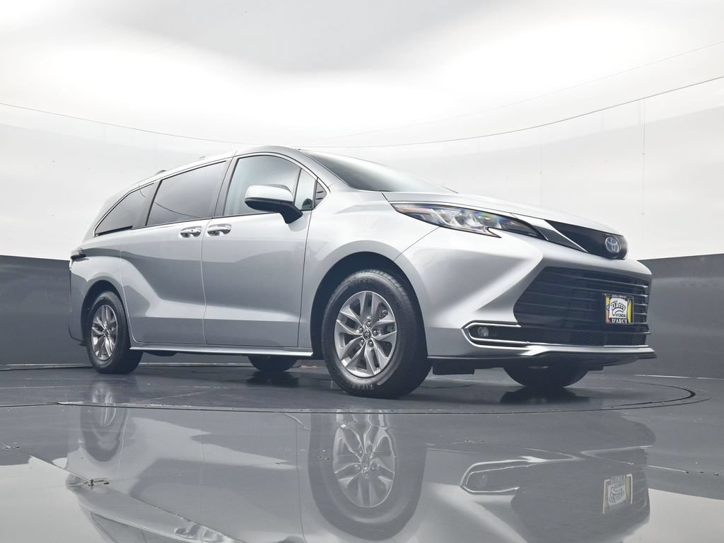 Used 2022 Toyota Sienna XLE w/ XLE Plus Package AWD/4WD image 25