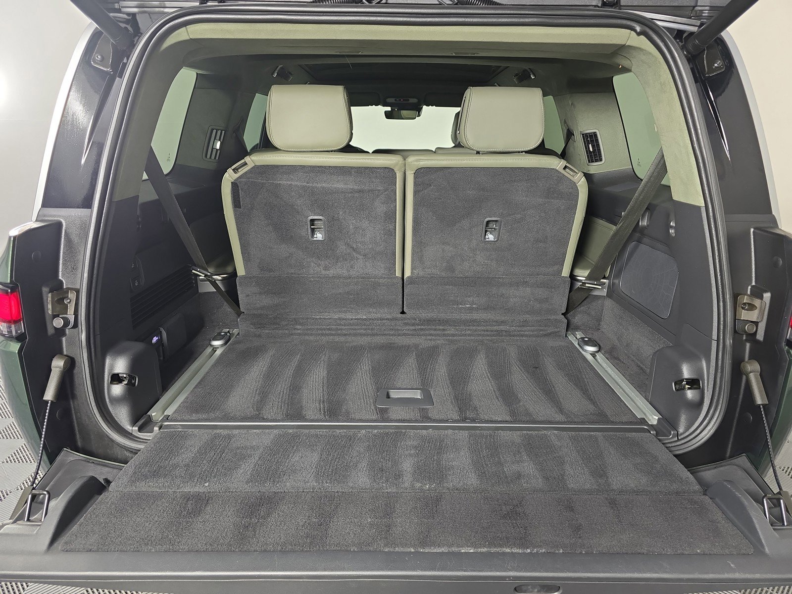 Used 2024 Rivian R1S Adventure AWD/4WD image 15