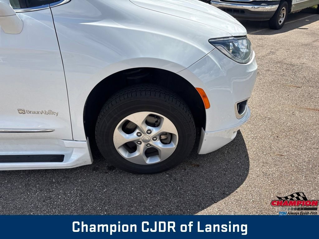 Used 2017 Chrysler Pacifica Touring-L Plus FWD image 39