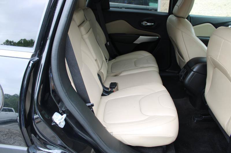 Used 2018 Jeep Cherokee Limited w/ Technology Group FWD image 13