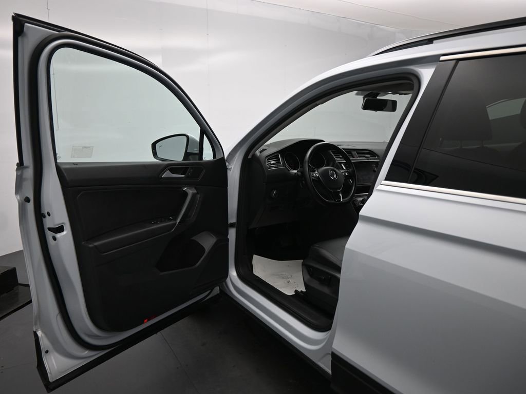 Used 2019 Volkswagen Tiguan SE w/ Panoramic Sunroof Package image 9