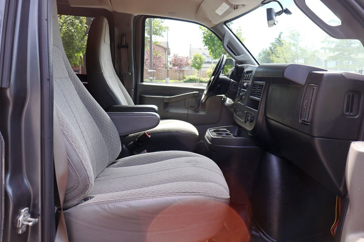 Used 2017 Chevrolet Express 3500 Extended RWD image 39