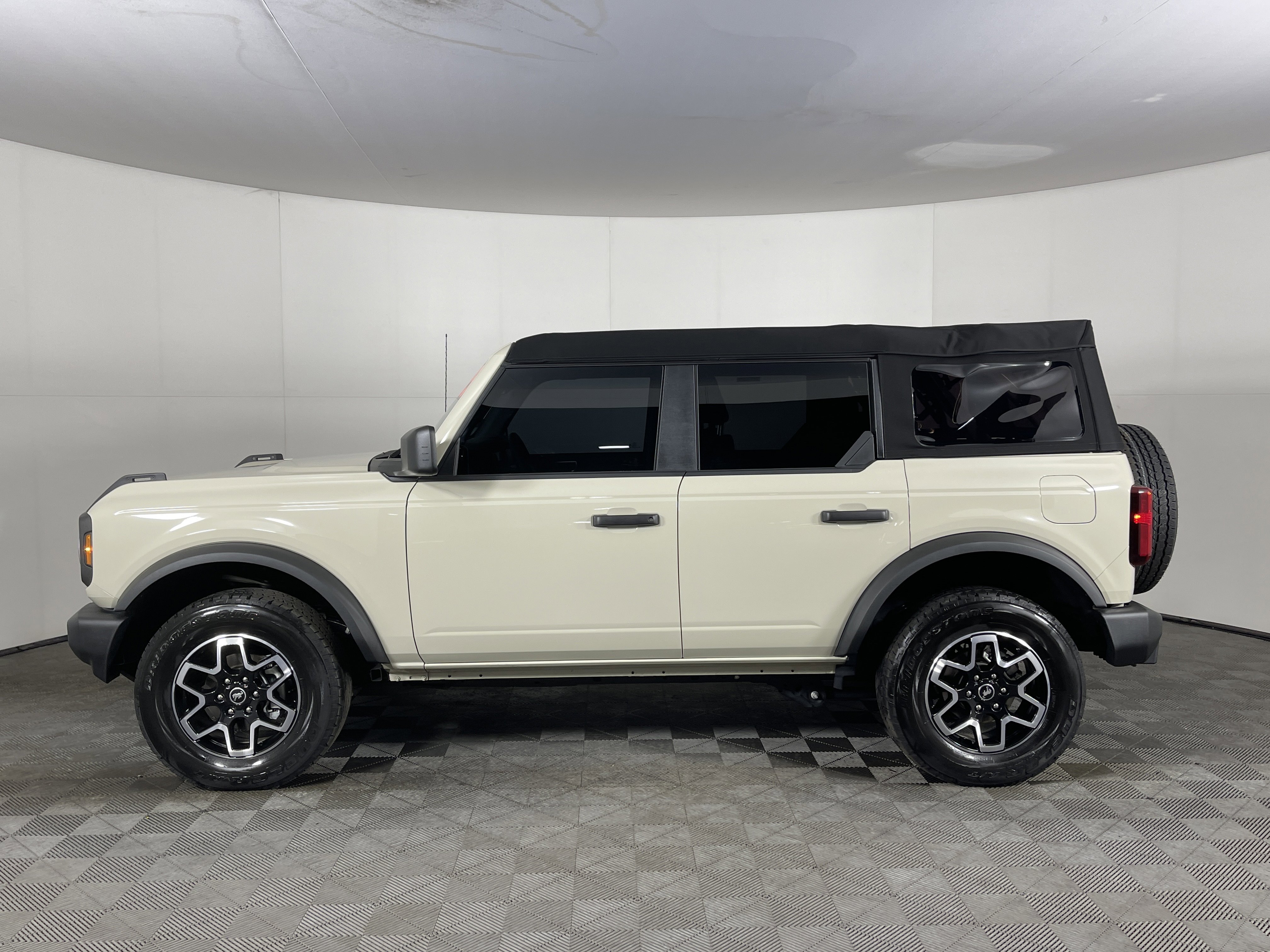 Used 2025 Ford Bronco 4-Door image 3