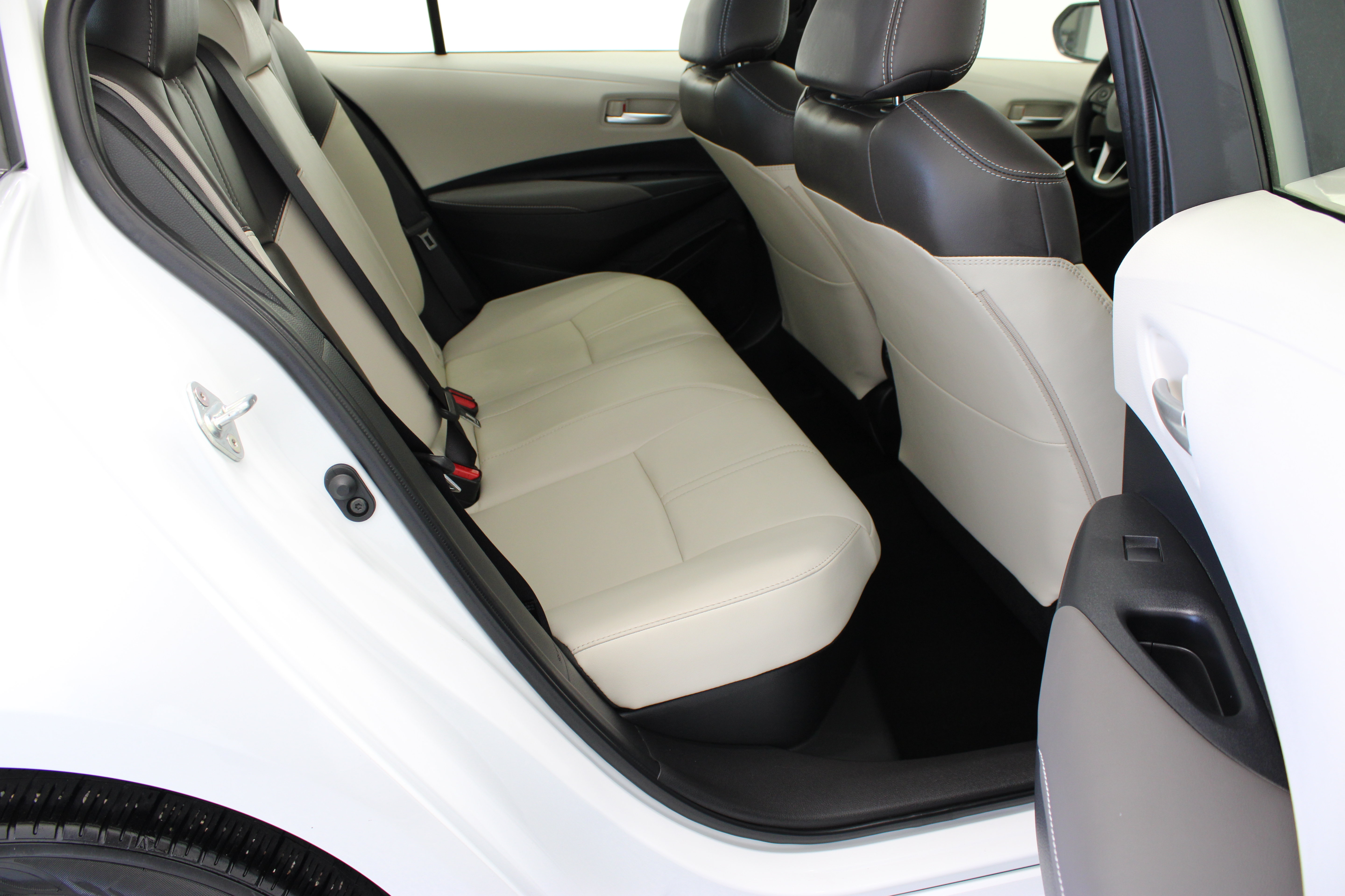 Used 2025 Toyota Corolla XLE FWD image 32