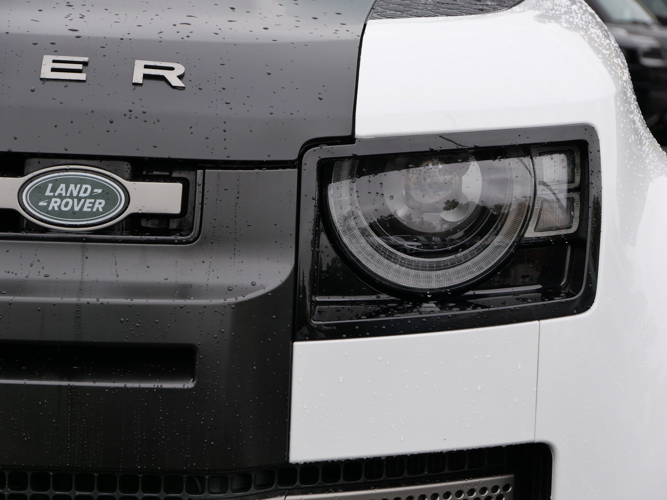 Certified 2025 Land Rover Defender 110 X-Dynamic SE AWD/4WD image 10