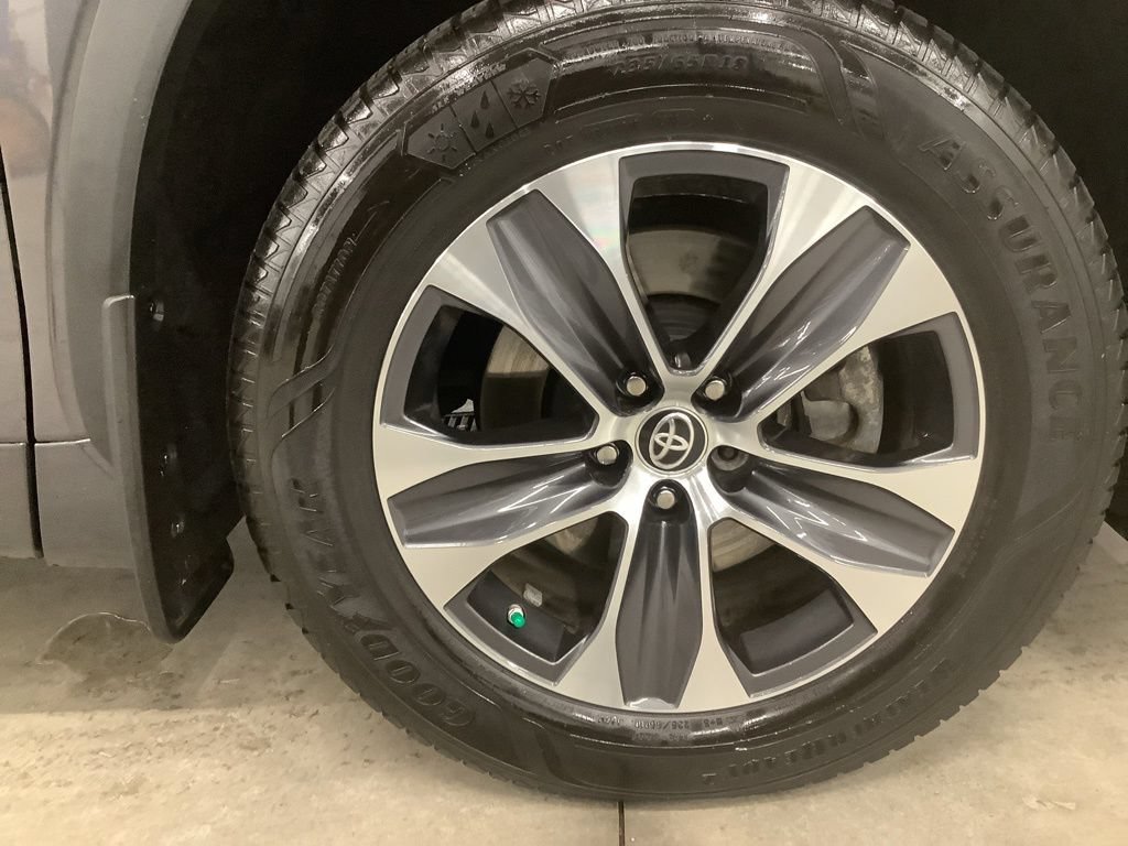 Used 2022 Toyota Highlander XLE AWD/4WD image 28
