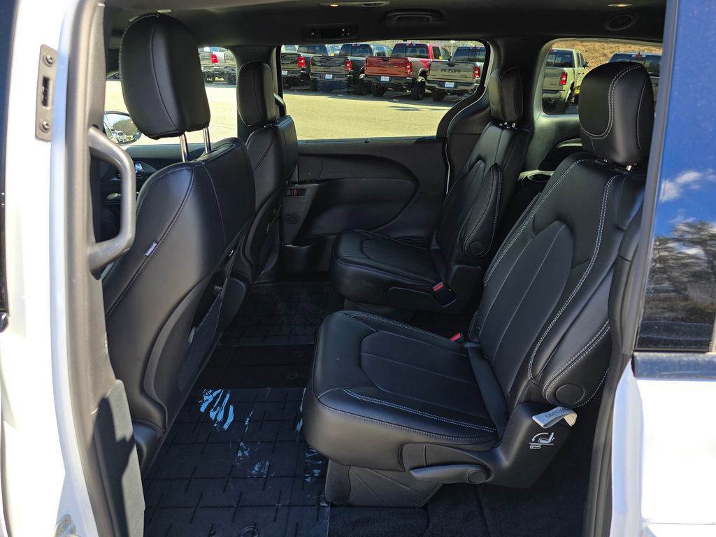 New 2026 Chrysler Pacifica Select image 10