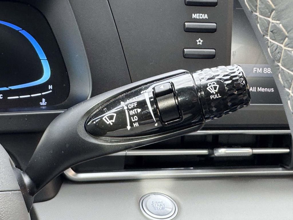 Certified 2025 Hyundai Elantra Sport image 22