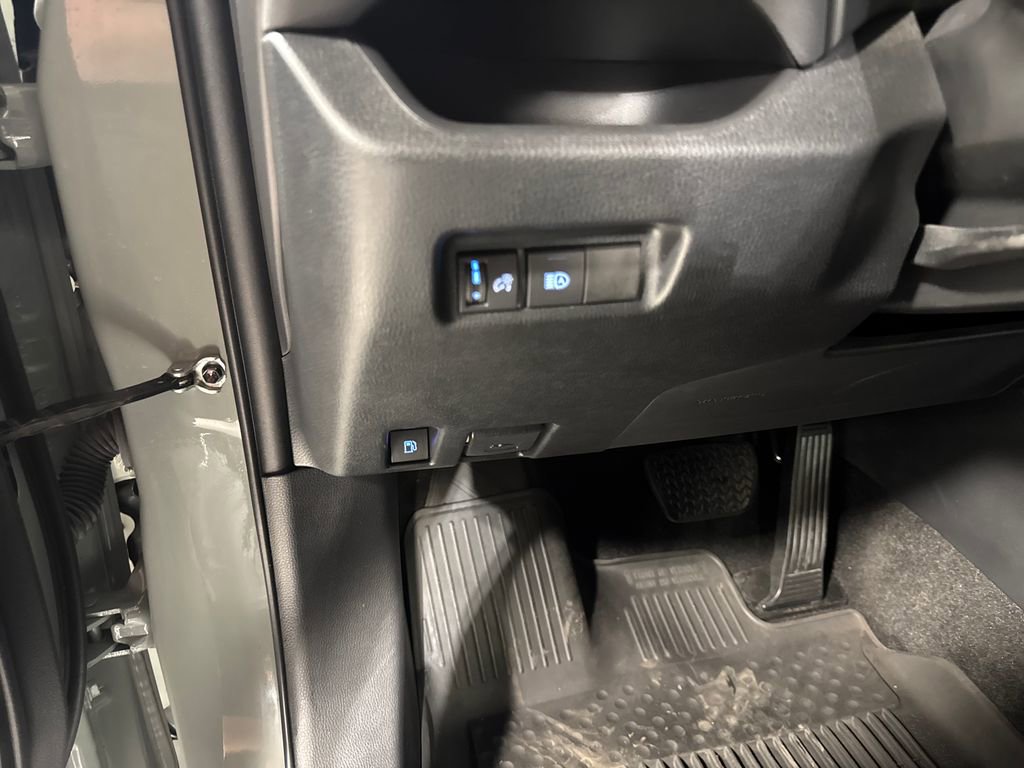 Used 2022 Toyota RAV4 XLE AWD/4WD image 18