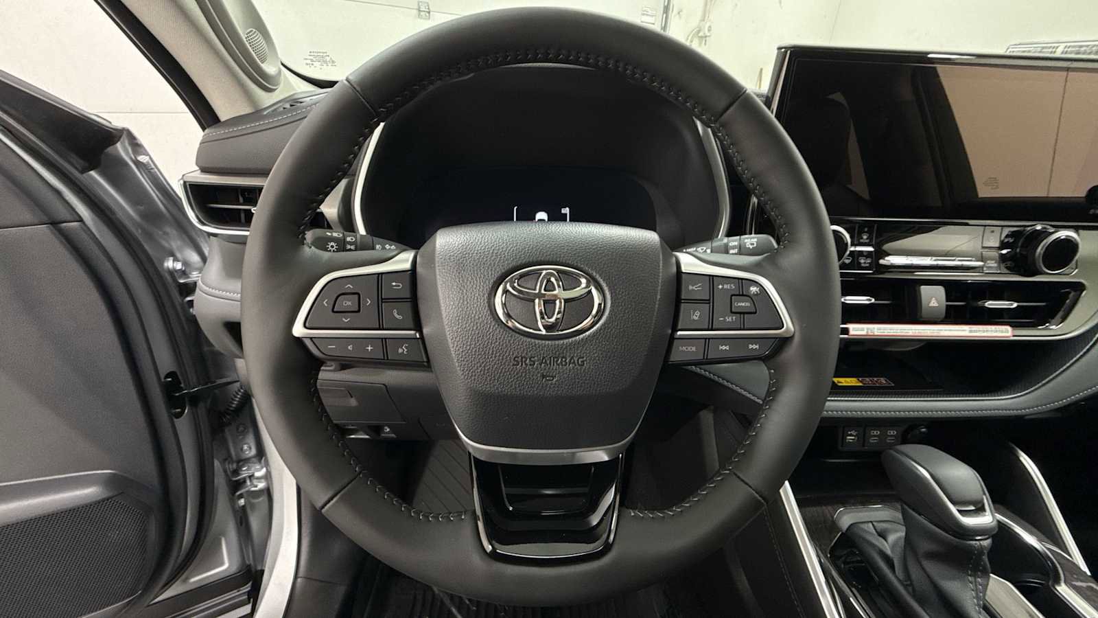 New 2025 Toyota Highlander Limited image 16