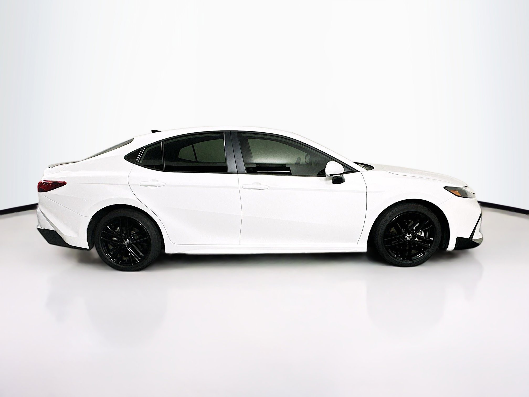 Used 2025 Toyota Camry SE image 10