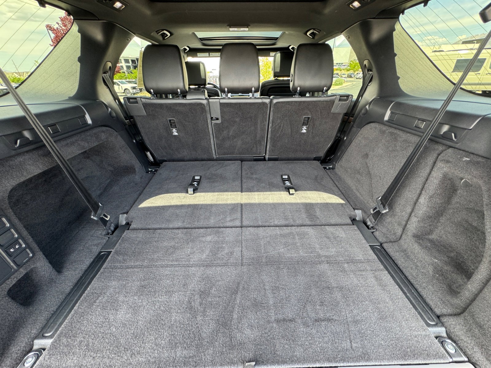 Used 2020 Land Rover Discovery HSE image 34