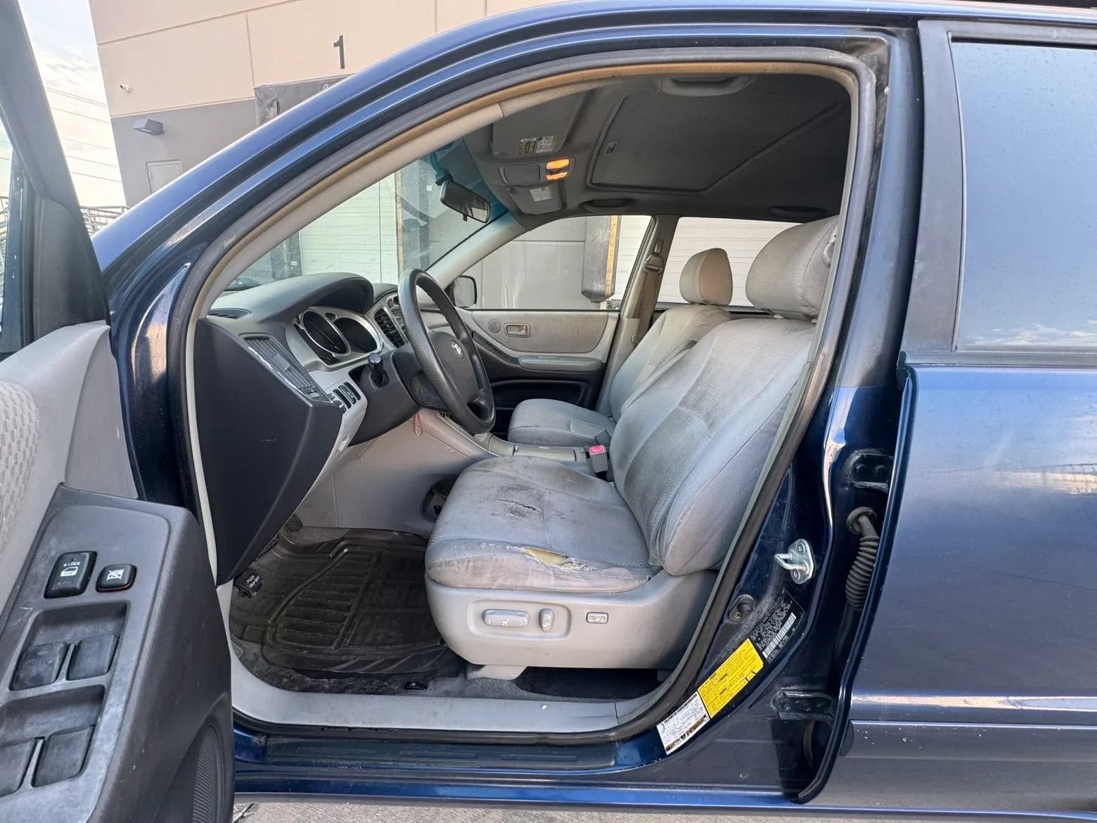 Used 2005 Toyota Highlander 2WD V6 w/ 3rd Row image 11
