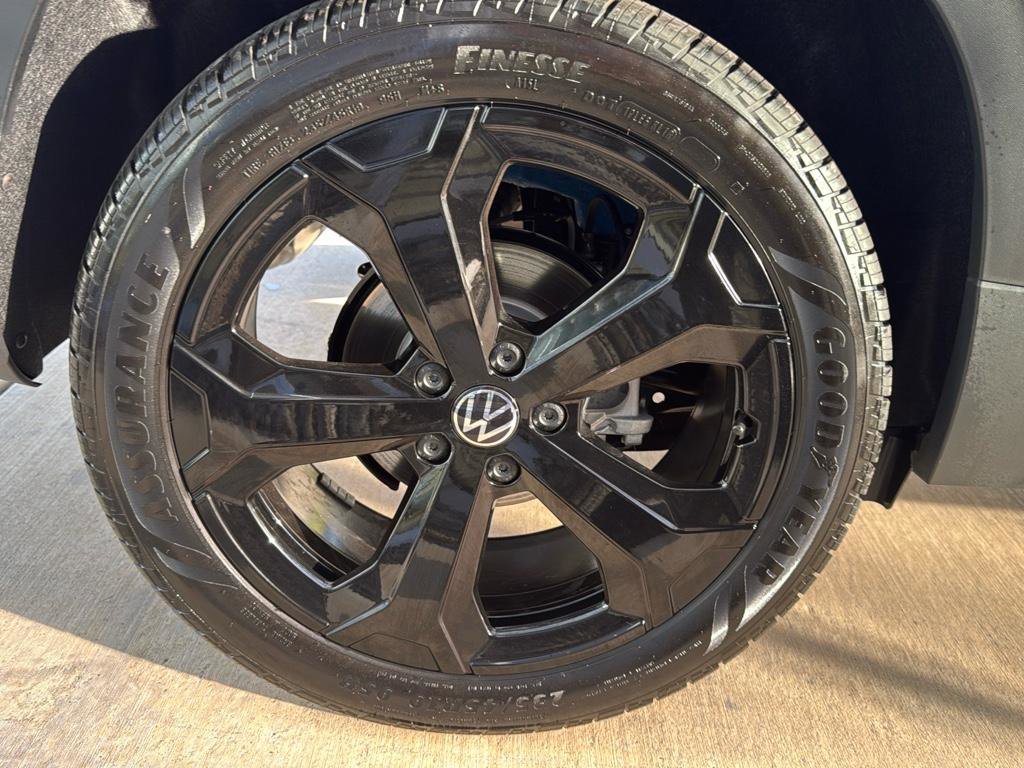 New 2025 Volkswagen Taos SE image 22