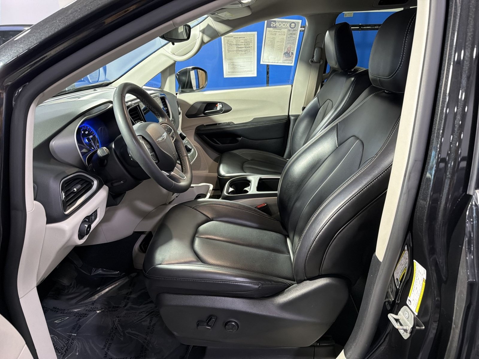 Used 2023 Chrysler Pacifica Touring-L FWD image 23
