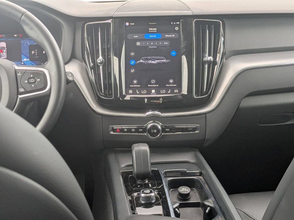 Used 2025 Volvo XC60 B5 Core AWD/4WD image 25