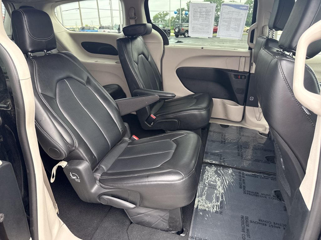 Used 2024 Chrysler Pacifica Touring-L FWD image 21