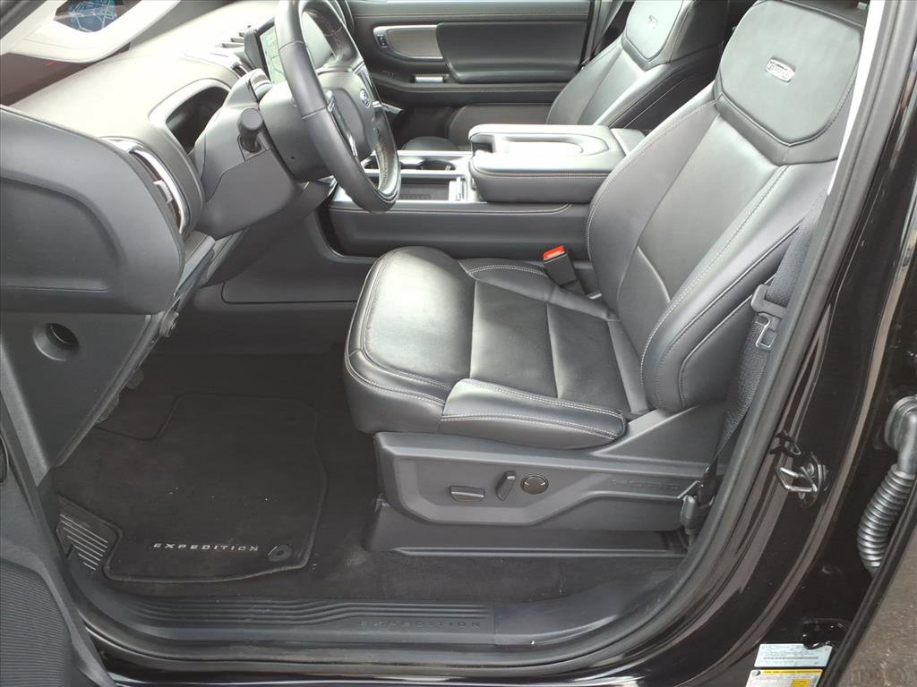 Used 2025 Ford Expedition Platinum image 5