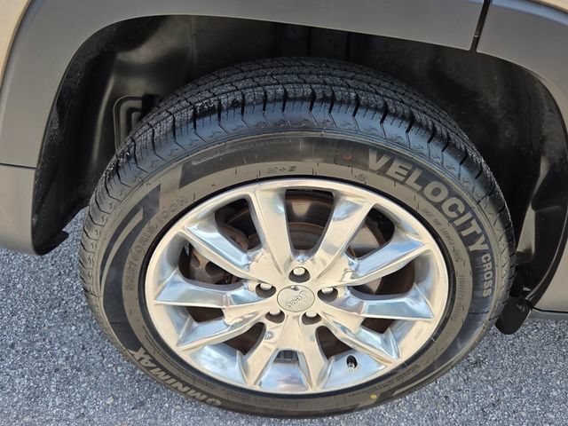 Used 2017 Jeep Cherokee Limited AWD/4WD image 19