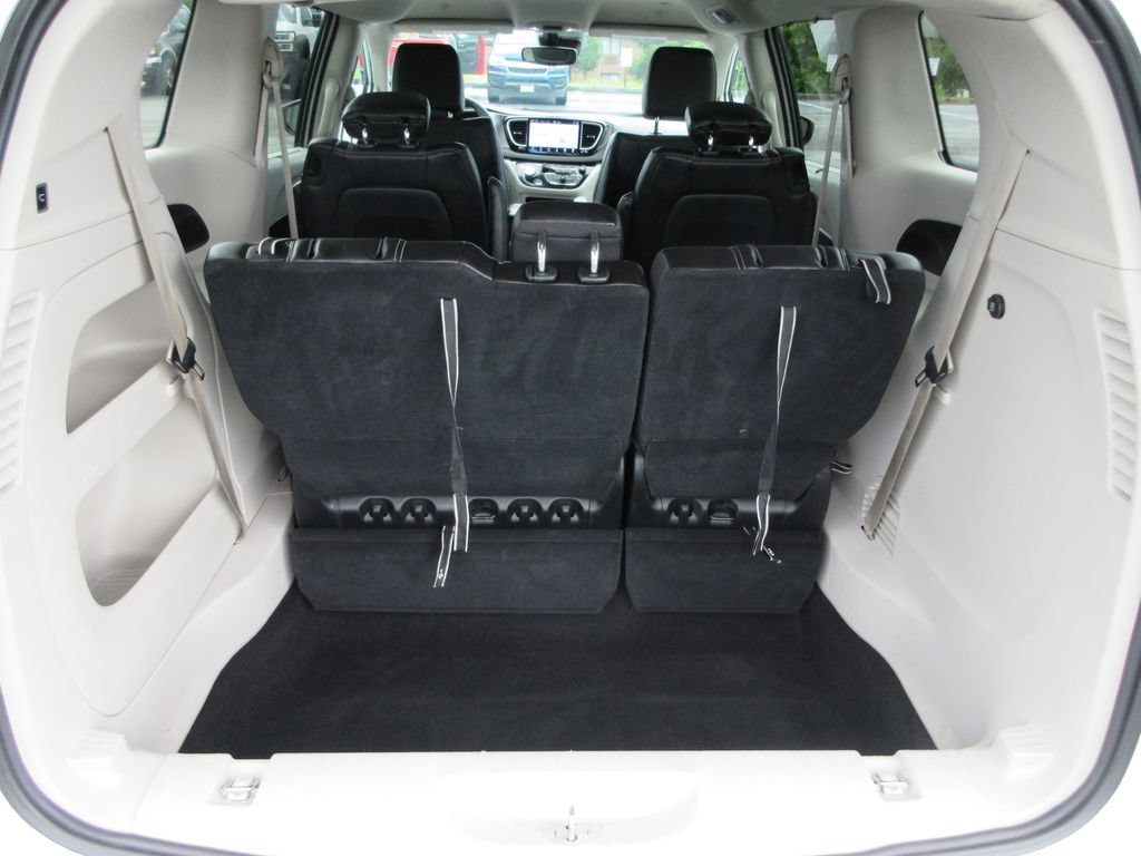 Used 2023 Chrysler Pacifica Touring-L FWD image 11