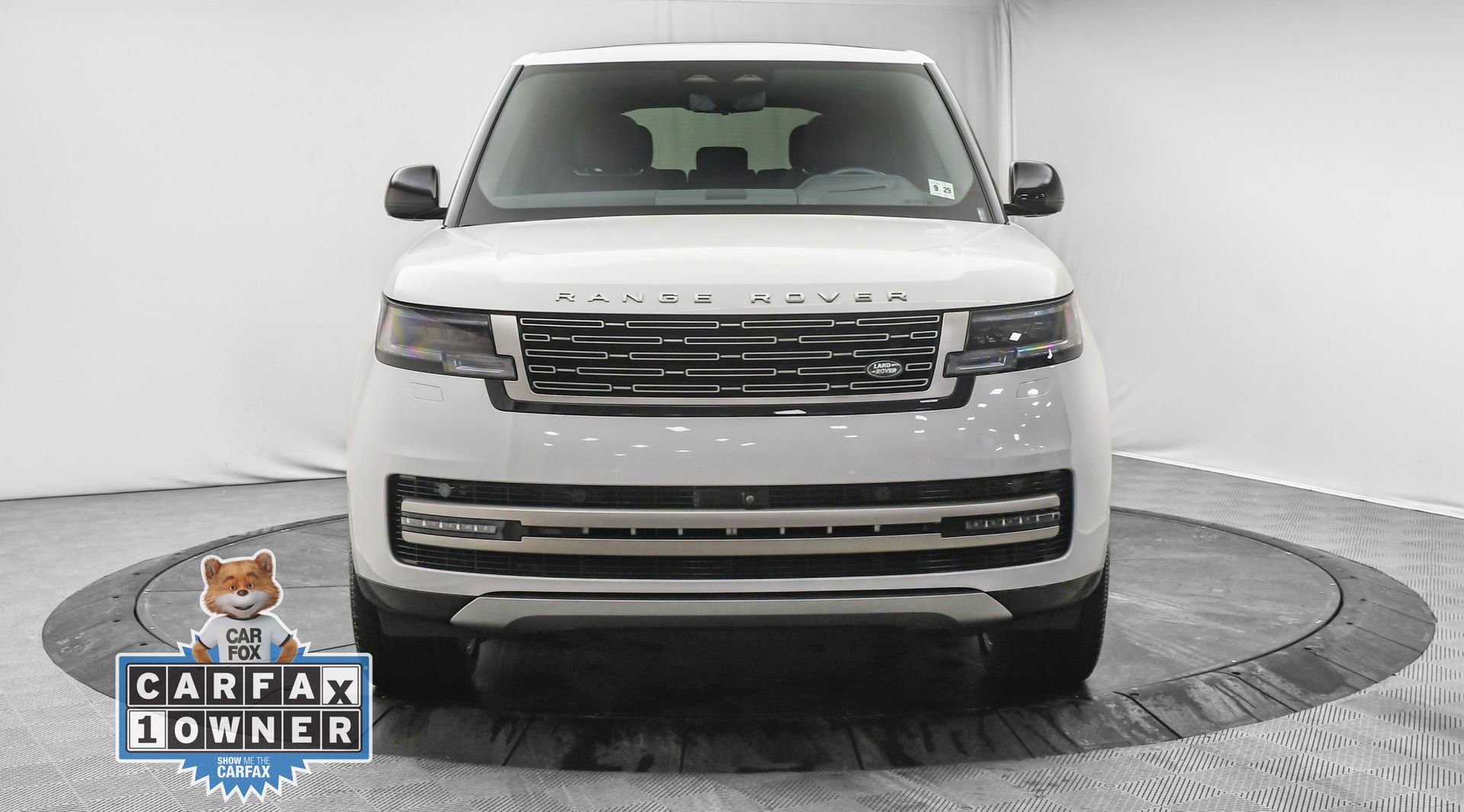 Used 2025 Land Rover Range Rover SE AWD/4WD image 2