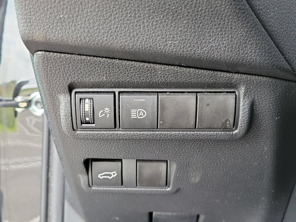 Used 2023 Toyota Corolla Cross XLE w/ Convenience Package FWD image 27