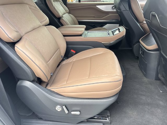 New 2027 Lincoln Navigator L Black Label AWD/4WD image 10