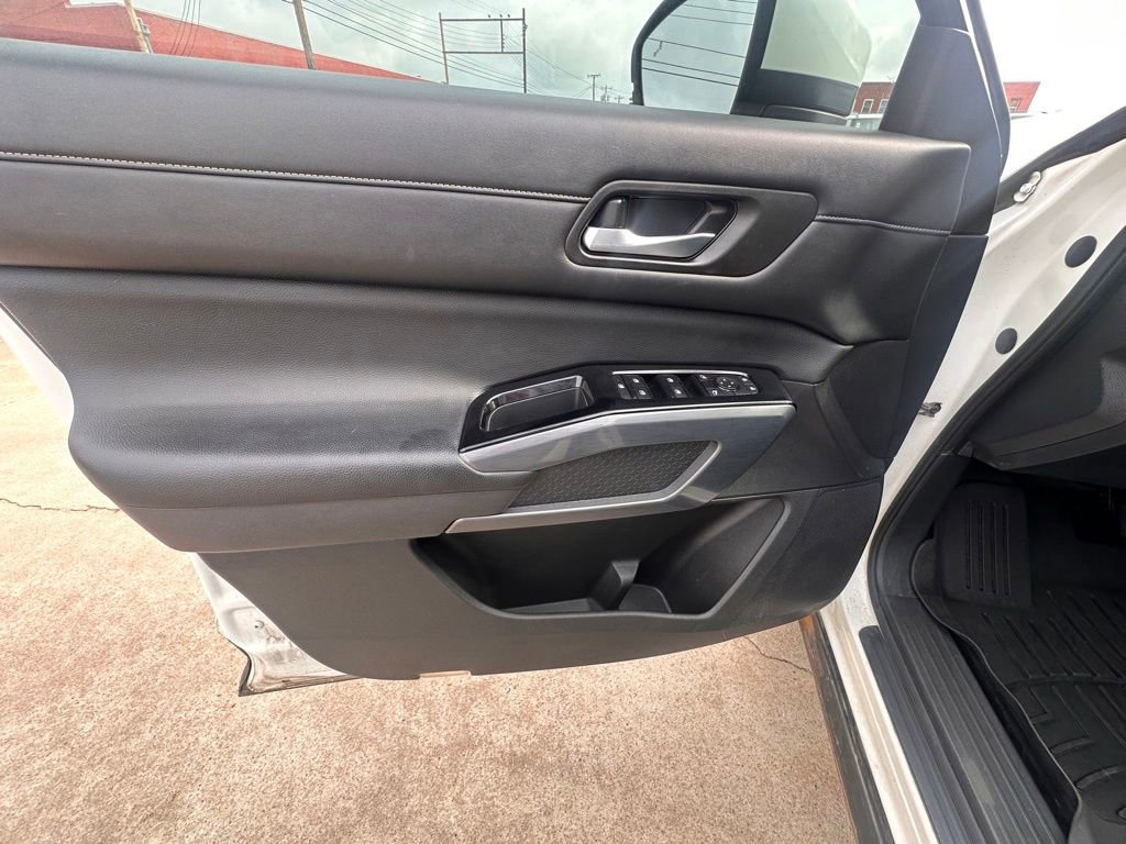 Used 2022 Nissan Pathfinder SL w/ SL Black Package FWD image 14
