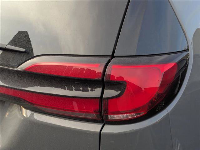 Used 2025 Chrysler Pacifica Limited image 10