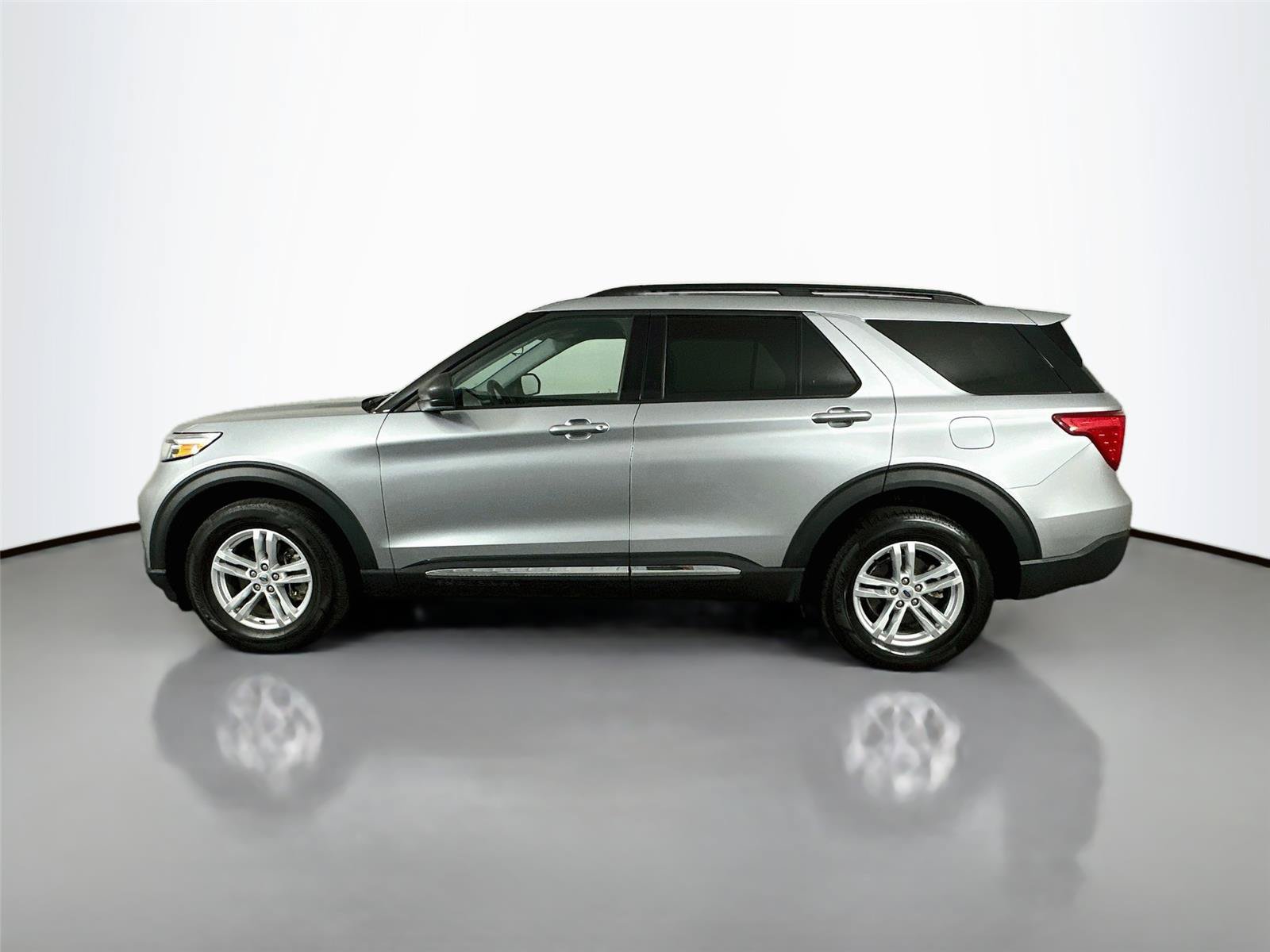 Used 2024 Ford Explorer XLT w/ Equipment Group 202A AWD/4WD image 8