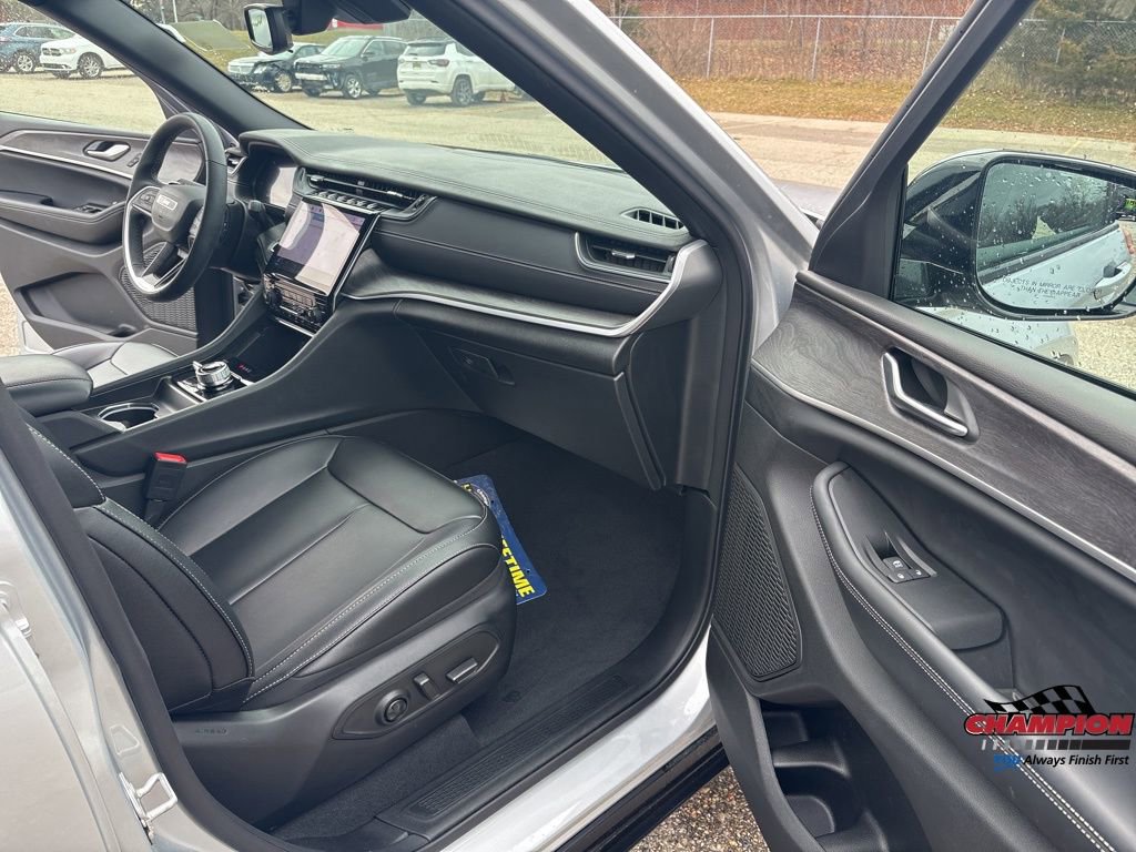 Used 2024 Jeep Grand Cherokee Limited image 32