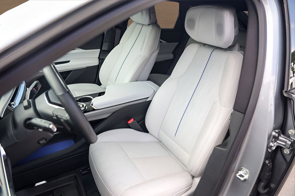 Certified 2025 Cadillac Lyriq Sport AWD/4WD image 7
