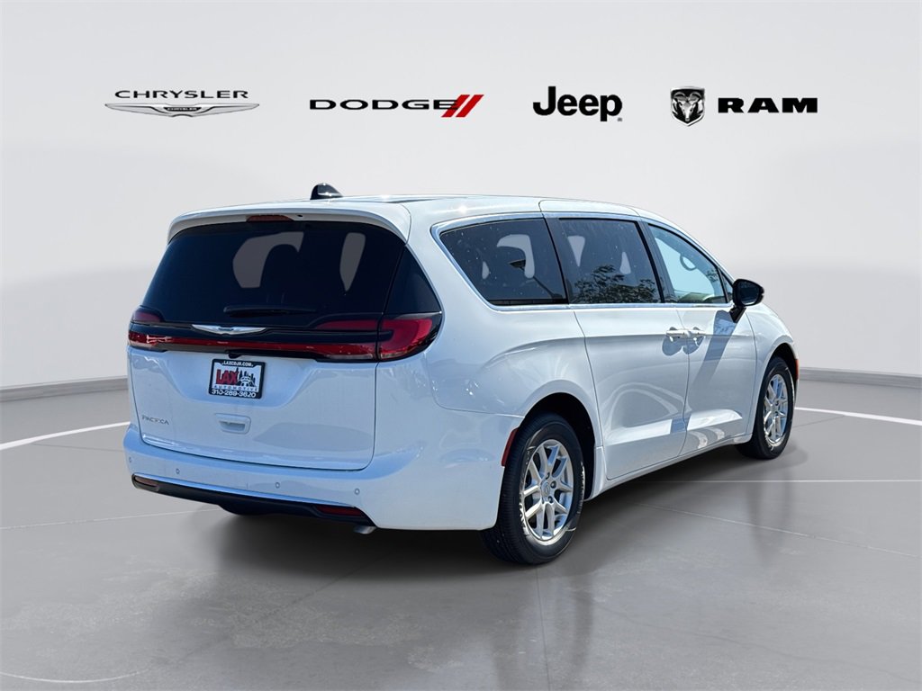 New 2026 Chrysler Pacifica Select image 3