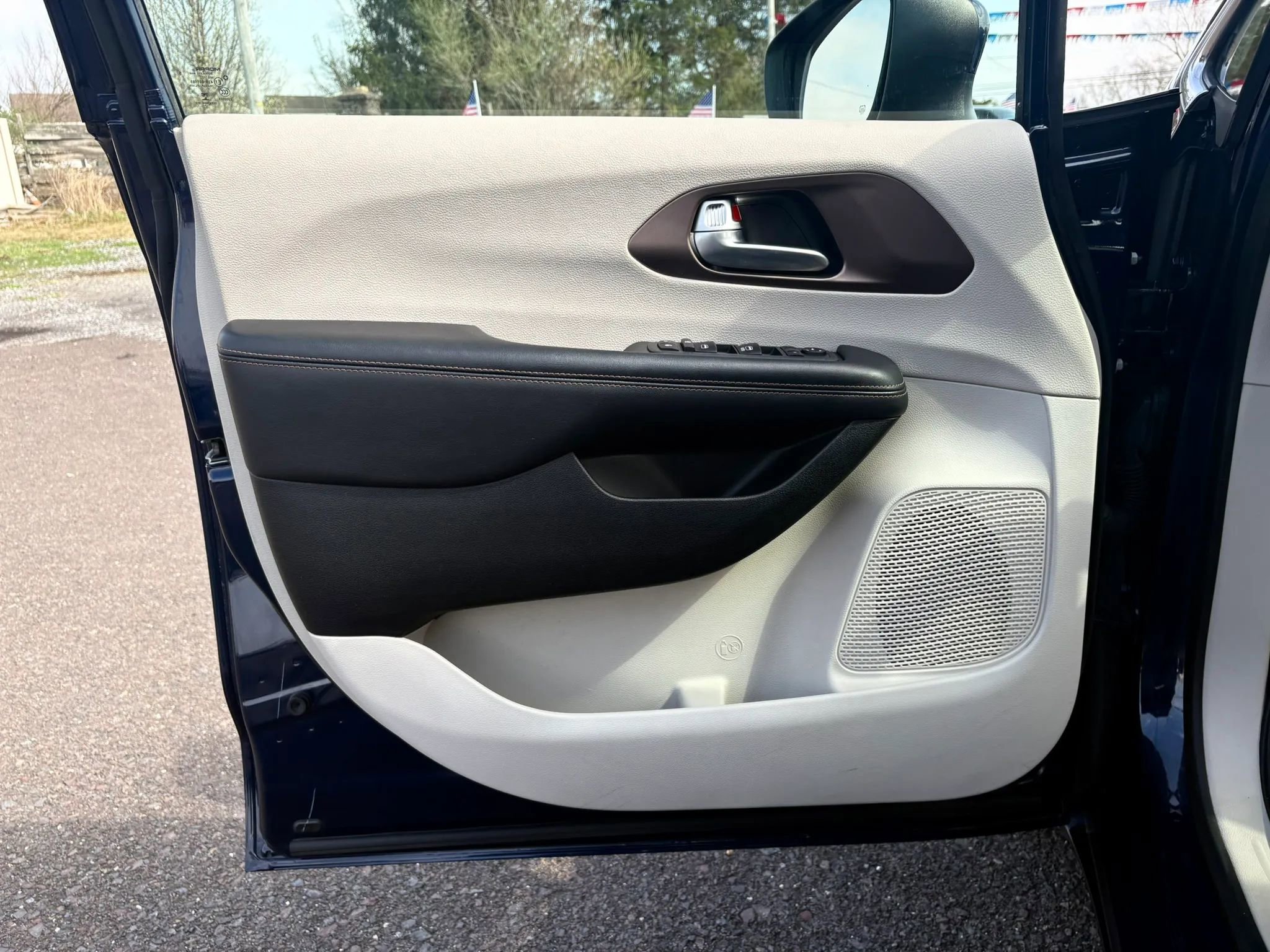 Used 2018 Chrysler Pacifica LX image 11