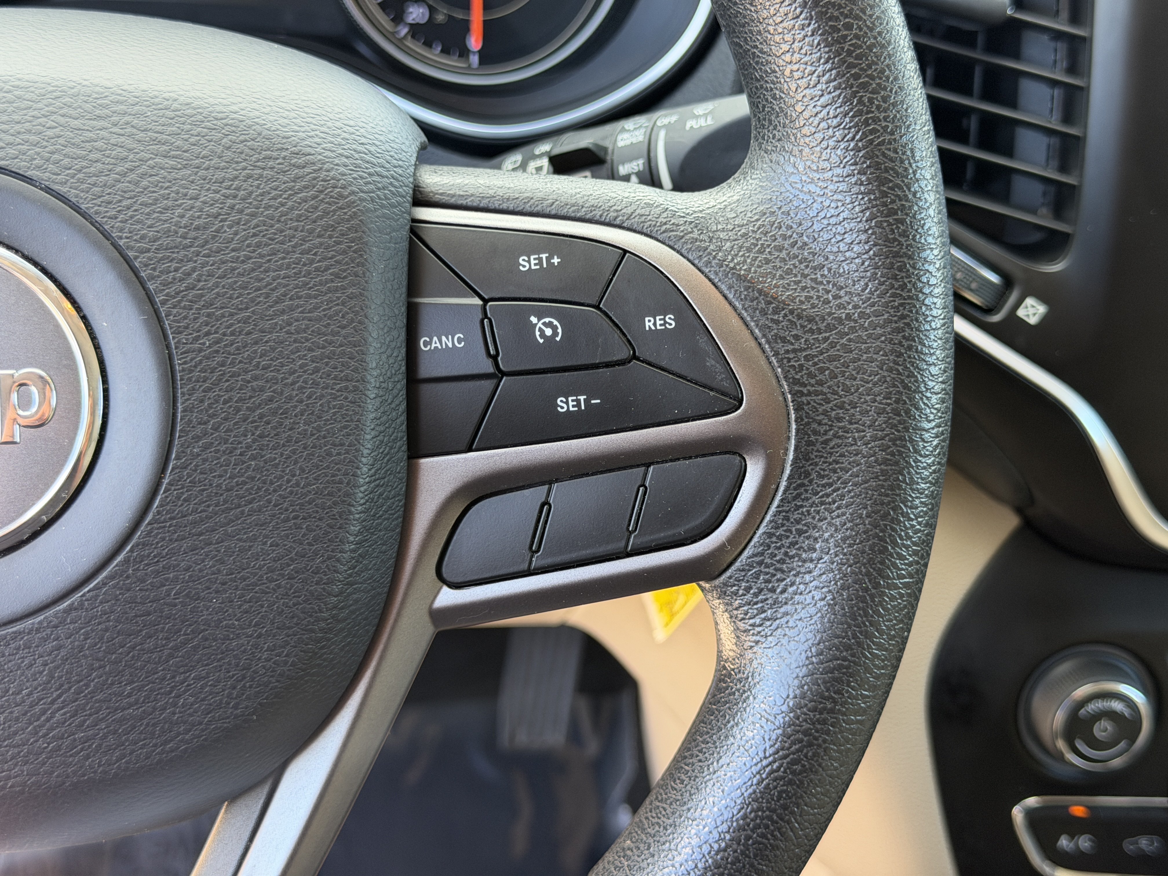 Used 2020 Jeep Cherokee Latitude FWD image 28