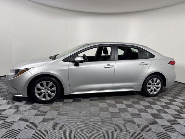 Used 2023 Toyota Corolla LE image 3