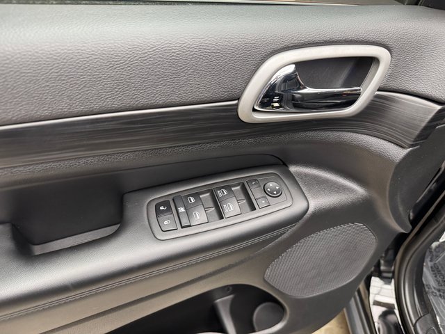 Used 2022 Jeep Grand Cherokee Laredo X image 12