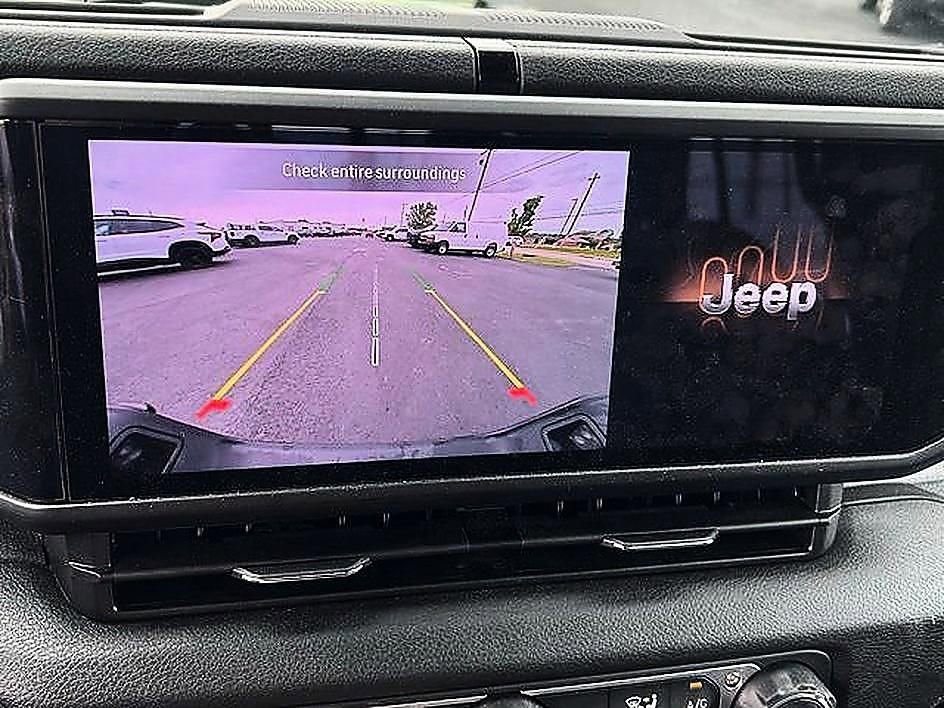 Used 2025 Jeep Gladiator Sport AWD/4WD image 19