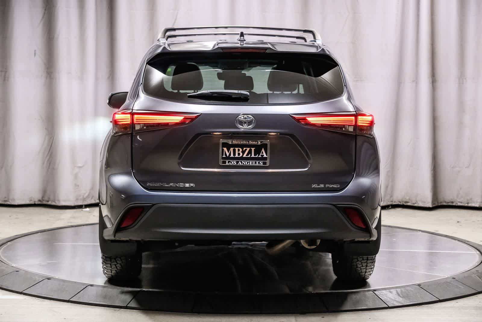 Used 2020 Toyota Highlander XLE AWD/4WD image 3