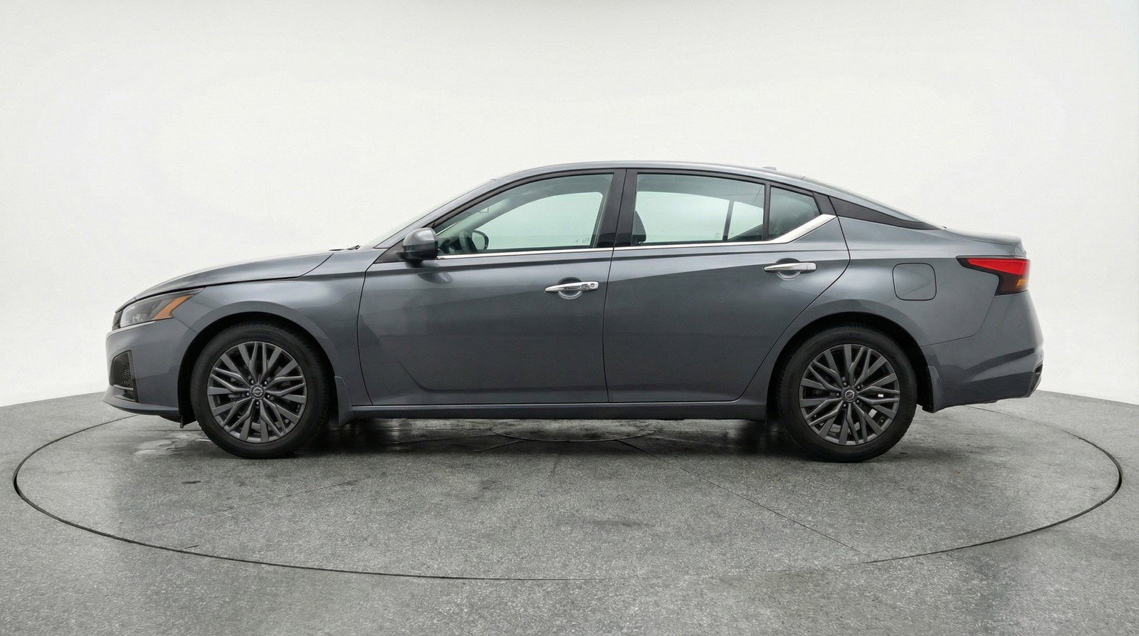 Used 2025 Nissan Altima 2.5 SV FWD image 5
