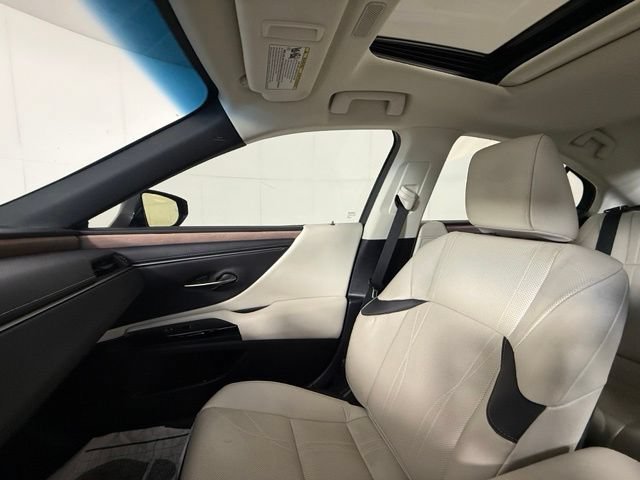Used 2025 Lexus ES 300h w/ Technology Package FWD image 18