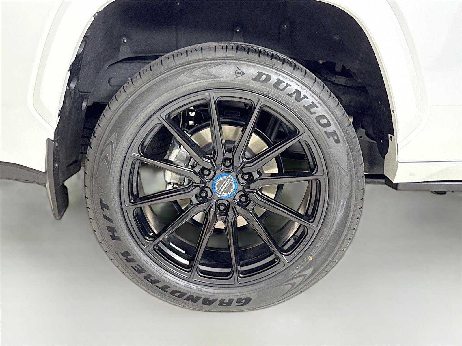 Used 2024 Toyota Sequoia Capstone AWD/4WD image 38