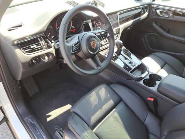 Used 2025 Porsche Macan image 25