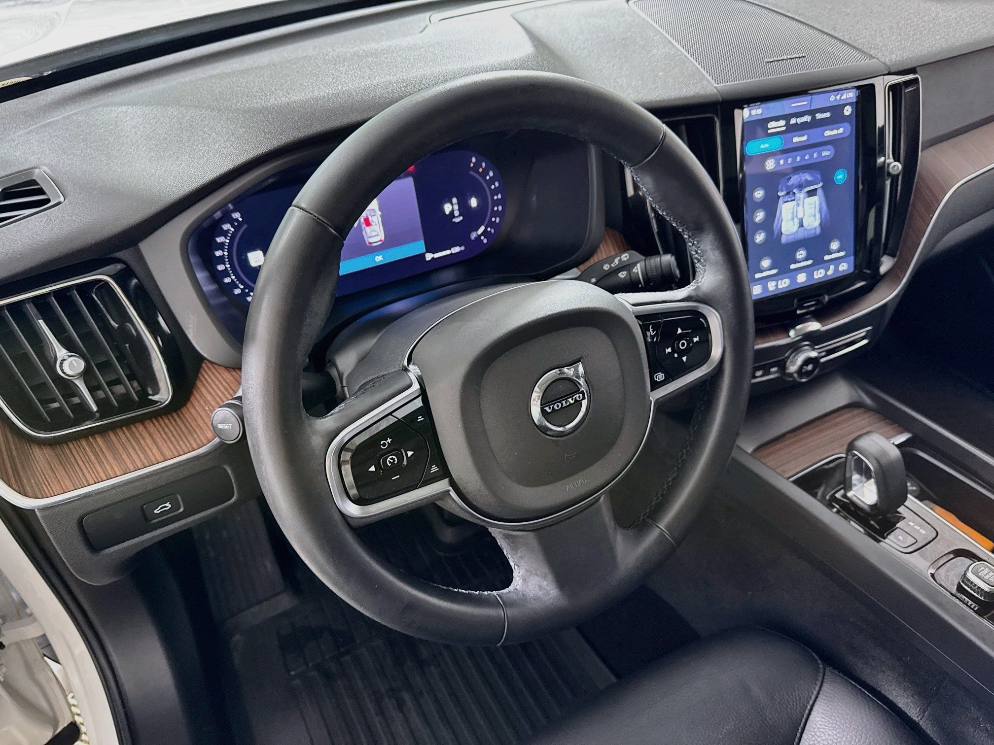 Used 2024 Volvo XC60 B5 Plus w/ Protection Package Premier AWD/4WD image 23